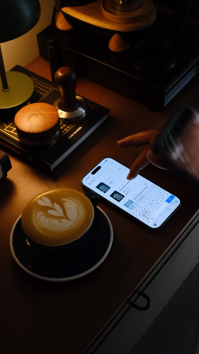 Searching for a Lazzo Coffee bag in the Siip app next to a fresh latte